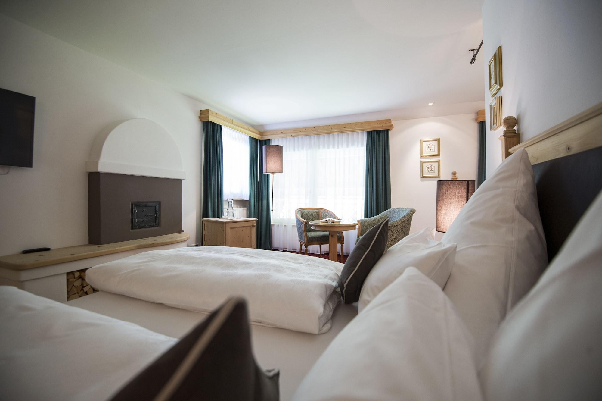 Hotel Acadia - Adults Mountain Home Selva di Val Gardena Dış mekan fotoğraf